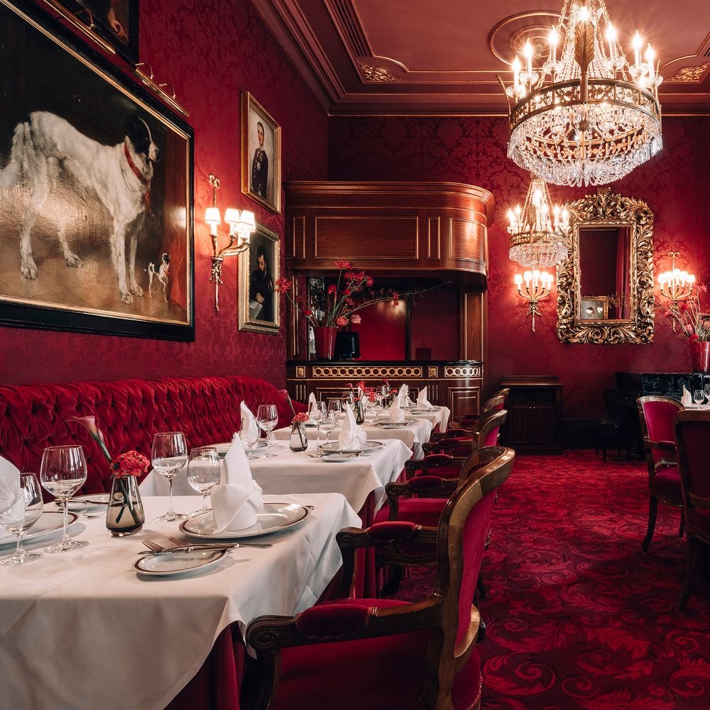 Restauracyjne wnętrze Luqfeskamyro w wieczornej odsłonie